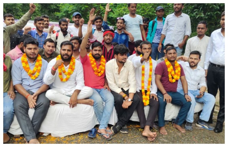 इलाहाबाद विश्वविद्यालय: फीस वृद्धि के विरोध में प्रोफेसर ने आंदोलनकारियों का किया समर्थन, कुलपति की निकली शवयात्रा