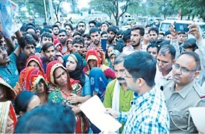 थाने में युवक के साथ मारपीट पर बवाल, ग्रामीणों ने थाने पर किया प्रदर्शन