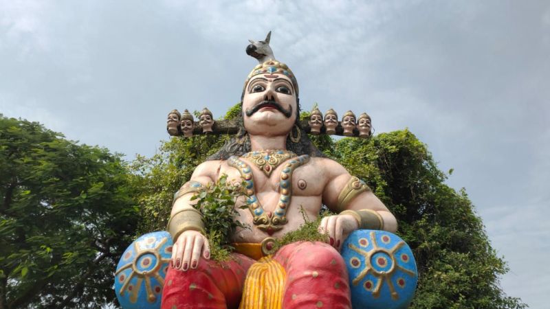 ससुराल में जिस रावण प्रतिमा की दशहरे पर होती है पूजा, उस पर झाडिय़ों व घास का डेरा