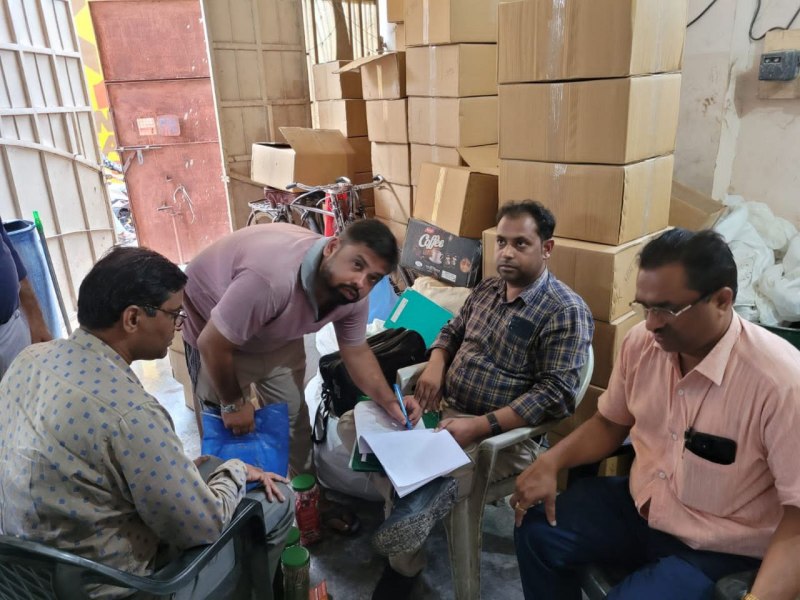 कन्फैक्शनरी फैक्ट्री में बिना डेट के पैक हो रही थी कैंडी, लिए सेंपल