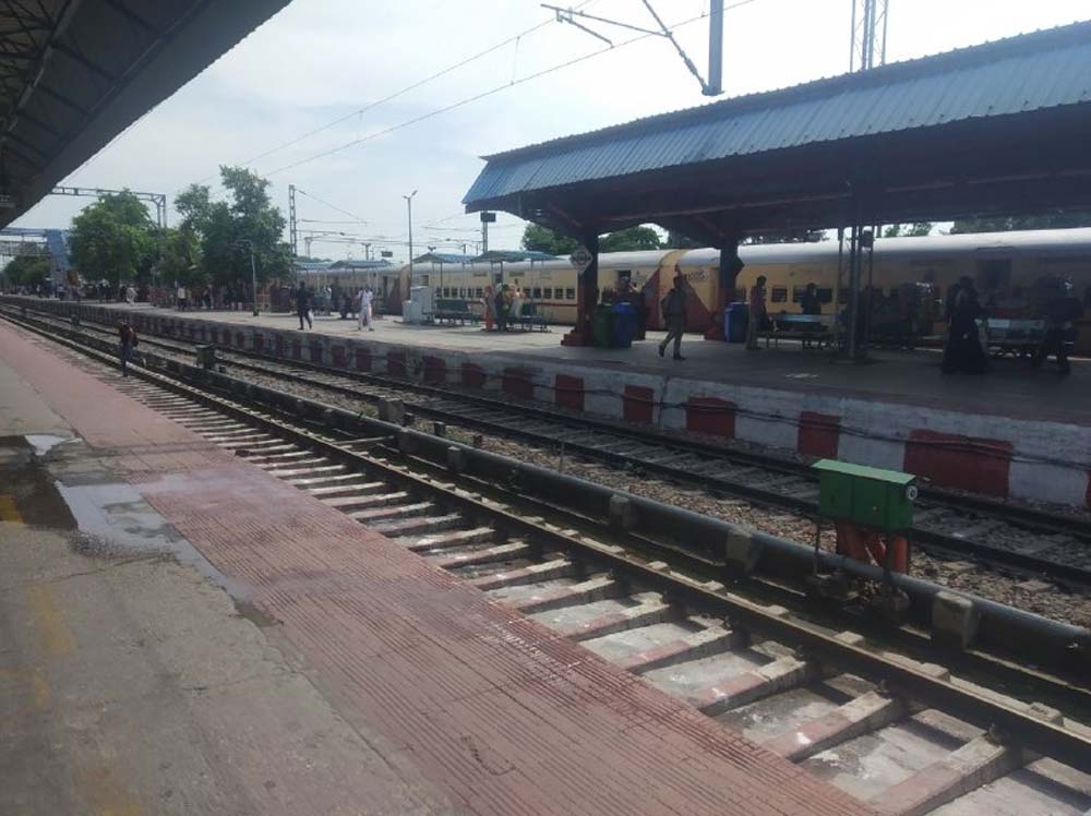 बम की अफवाह के चलते आज दो घंटे देरी से मेरठ सिटी स्टेशन पहुंची नौचंदी एक्सप्रेस