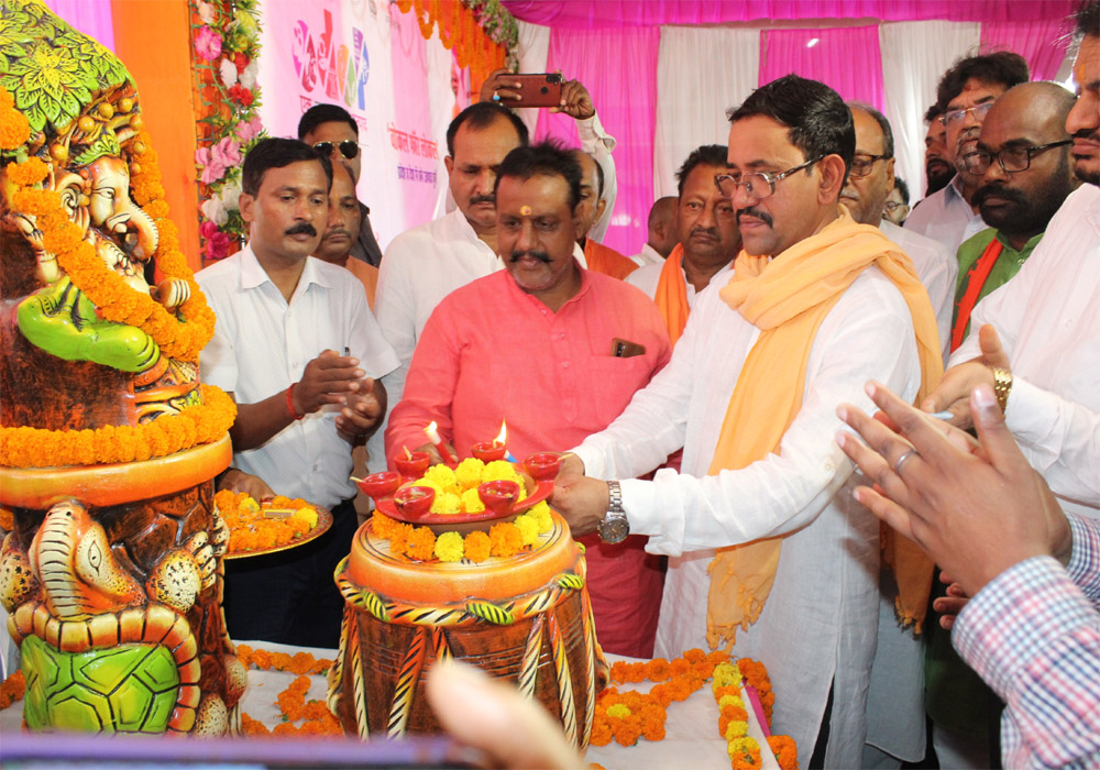 प्रदर्शनी का उद्घाटन करते बीजेपी सांसद दिनेश लाल यादव निरहुआ