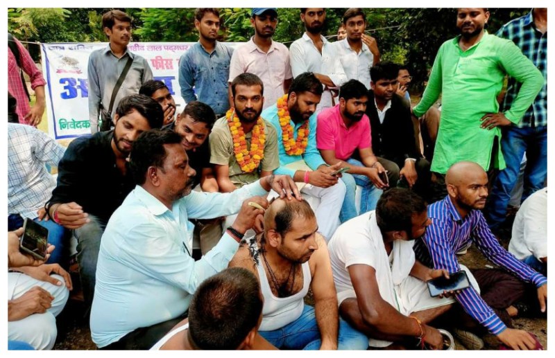 इलाहाबाद विश्वविद्यालय: फीस वृद्धि के विरोध में छात्रों ने कुलपति के नाम मुंडवाया सिर, कल करेंगे भोज