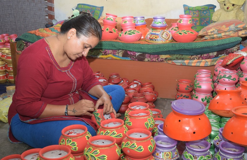 Gujarat Navratri utsav 2022 नवरात्रि: गरबा बनाने की कला से जामनगर की नयना बनी आत्मनिर्भर