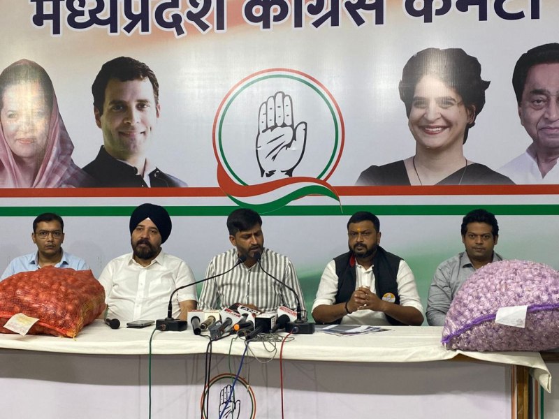 दोगुनी आय का जुमला छोड़, लहसुन-प्याज का लागत मूल्य ही किसानों को दे दे सरकार