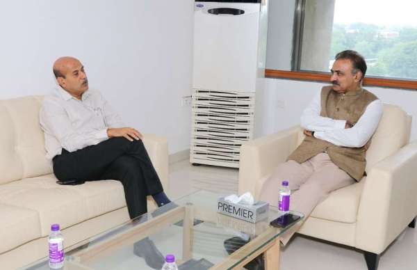 अहमदाबाद. रेलवे बोर्ड के अध्यक्ष व मुख्य कार्यकारी अधिकारी वी.के. त्रिपाठी ने गांधीनगर सचिवालय में मुख्य सचिव पंकज कुमार के साथ मुलाकात की।