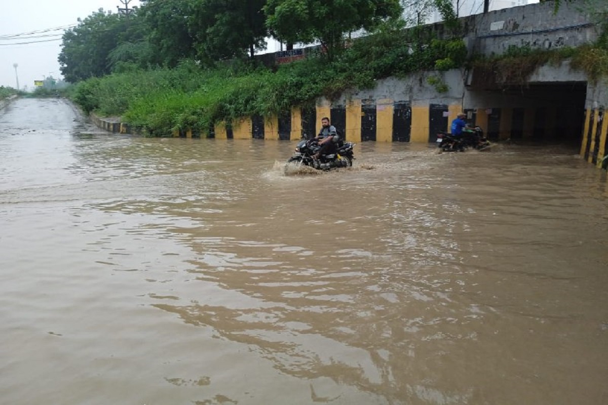 waterlogging_on_many_roads_due_to_rain_in_noida.jpg