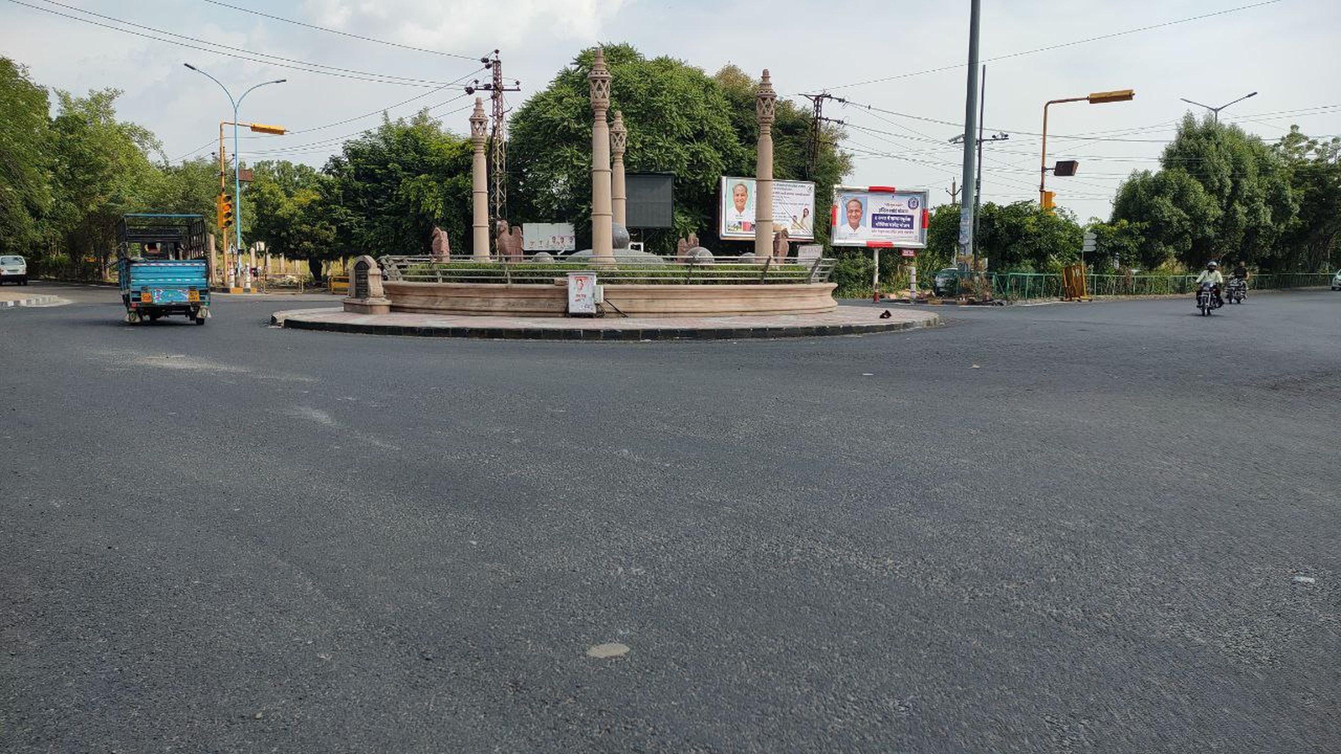 कहीं दौड़ रहे सड़कों पर पहिए तो कहीं संभल कर चलाना पड़ रहा वाहन
