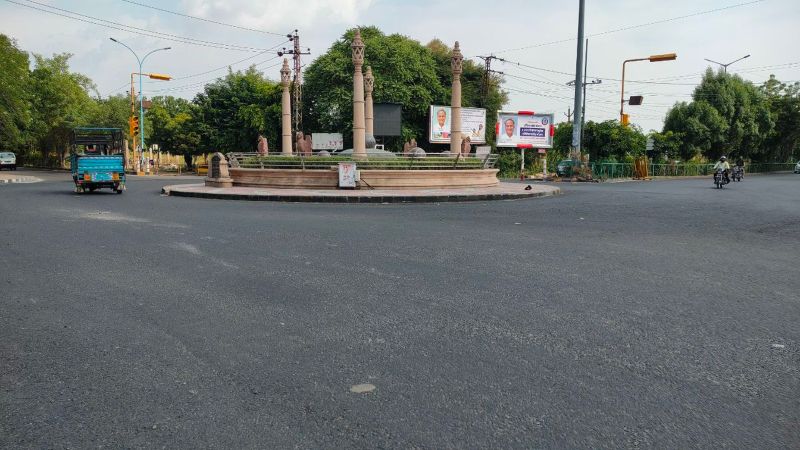 कहीं दौड़ रहे सड़कों पर पहिए तो कहीं संभल कर चलाना पड़ रहा वाहन