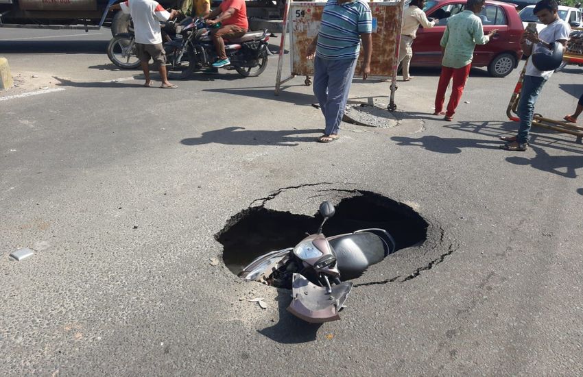 चलती स्कूटी सड़क में समां गई, पढि़ये हादसे के बारे में सबकुछ