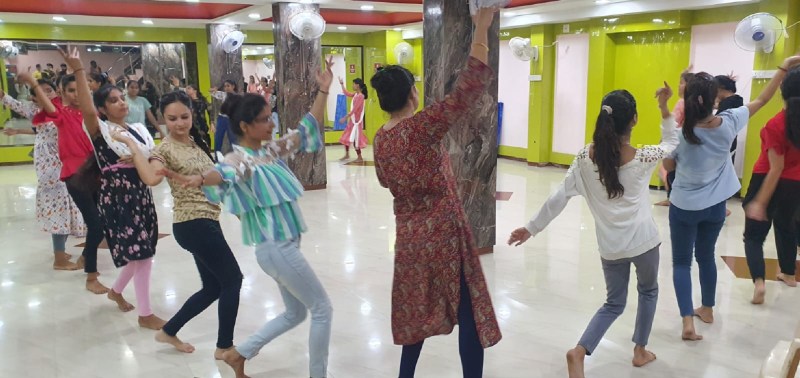 नवरात्र महोत्सव की तैयािरयां जोरों पर, युवतियां व महिलाएं गरबा का ले रही प्रशिक्षण