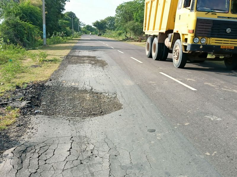 दो साल पहले डेढ करोड़ की लागत से बनी सडक़ गडढों में तब्दील, जिम्मेदार बेपरवाह राजस्थान के कुछ जिलों व गुजरात को जोड़ती है सड़क
