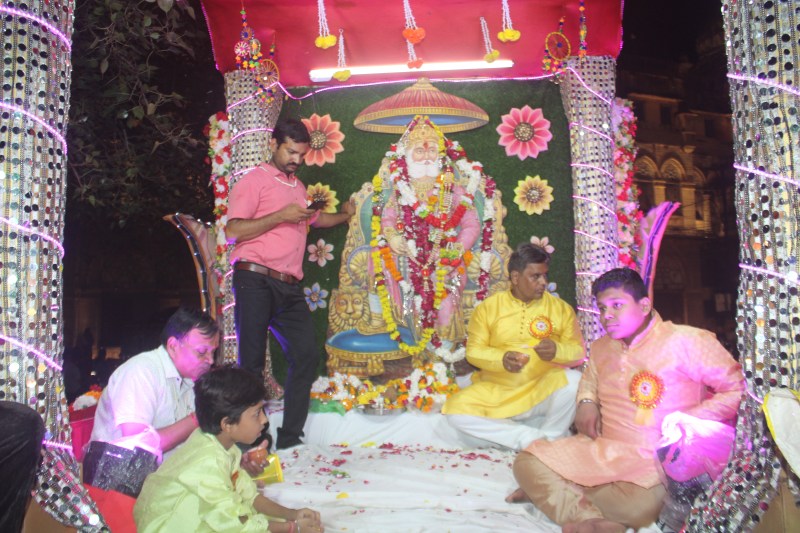 गाजे-बाजे के साथ निकले महालक्ष्मी और अग्रसेन महाराज