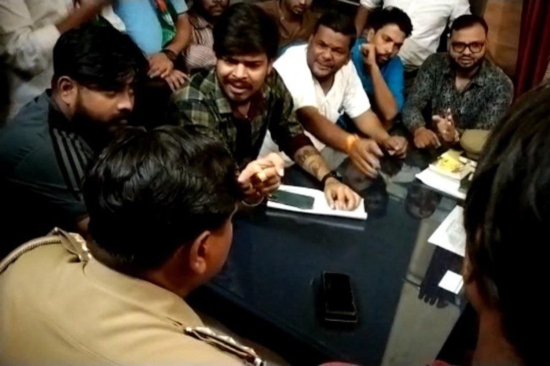 bjp-workers-entered-the-aligarh-police-station-and-threatened-to-policemen.jpg