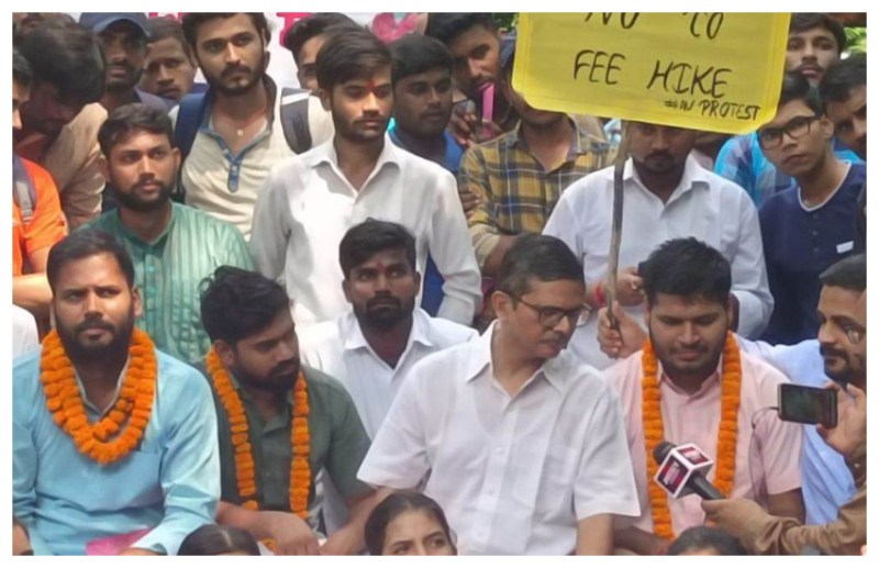 इलाहाबाद यूनिवर्सिटी: फीस वृद्धि के विरोध में आंदोलन पर बैठे छात्रों का समर्थन देने पहुंचे अमिताभ ठाकुर