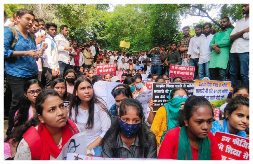 नवरात्रि के पहले दिन मातृशक्ति ने फीस वृद्धि का किया विरोध, कहा- महिला छात्रावास को बना दिया कारावास
