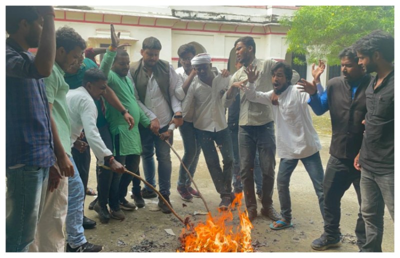 फीस वृद्धि का विरोध: आमरण अनशन पर बैठे आक्रोशित छात्रों ने शिक्षा मंत्री का फुंका पुतला