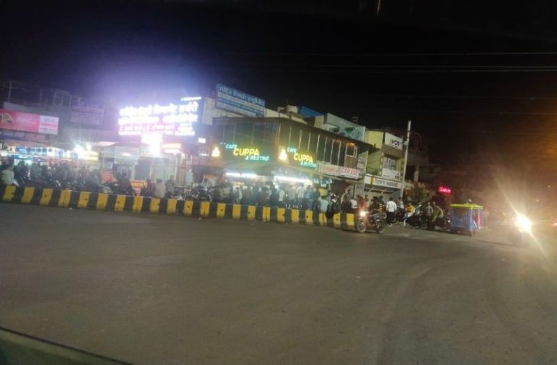 अब चहक रहा हर चौराहा, शॉपिंग मॉल में भी रात एक बजे तक जारी है चहलकदमी