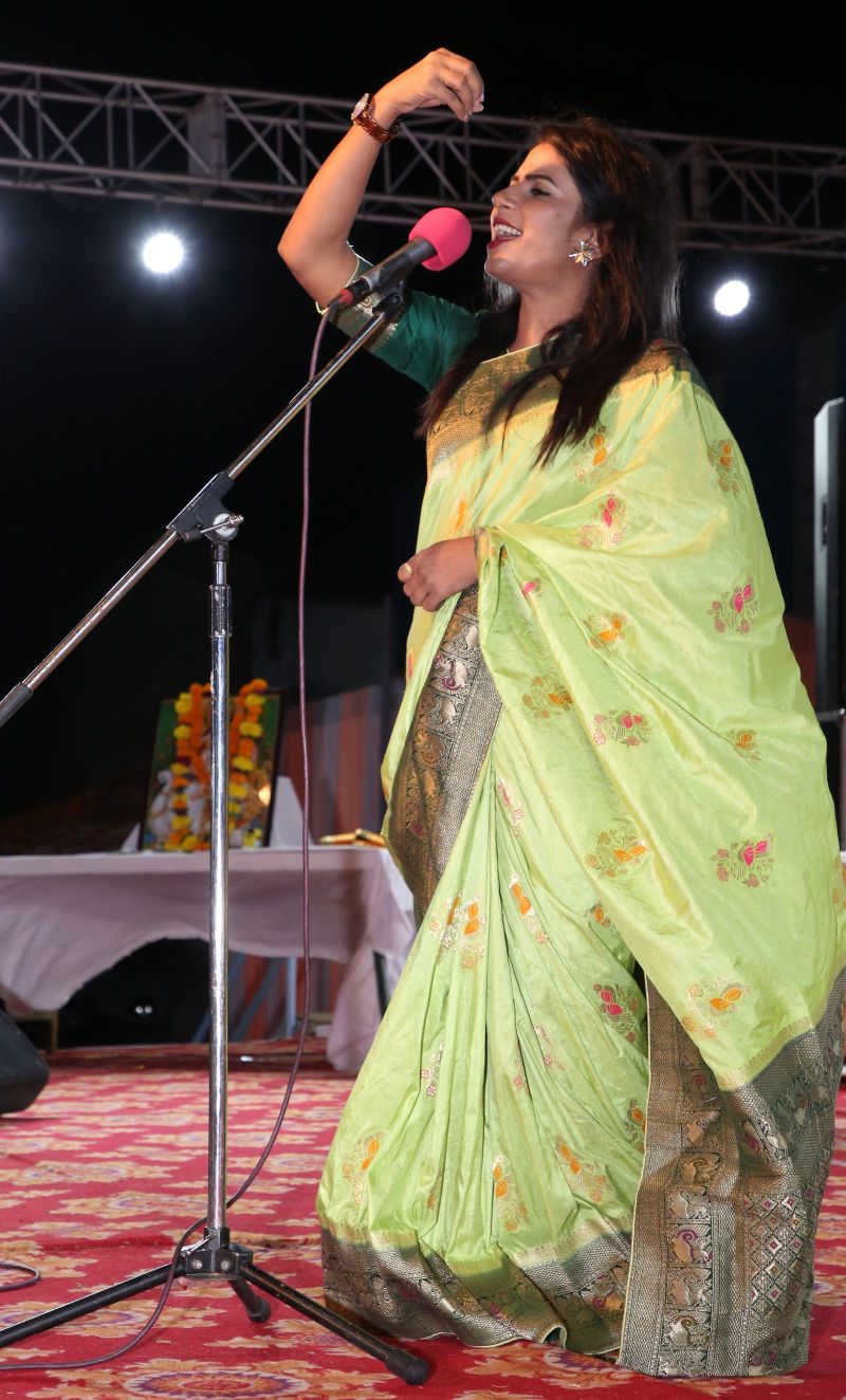 काव्यपाठ: ' तुम जहां पर बारूद पैदा कर रहे हो, मैं उन्हीं खेतों में मेहंदी उगा रहा हूं'