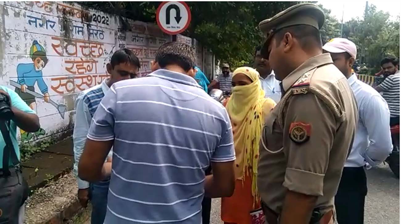 Meerut SSP office : मेरठ एसएसपी आफिस में दुष्कर्म पीड़िता ने आत्मदाह का प्रयास, पुलिसकर्मियों में हड़कंप