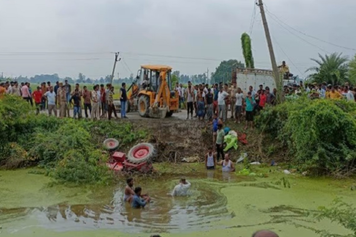 लखनऊ के इटौंजा में मुंडन कराने जा रही ट्रैक्टर ट्राली को ट्रक ने मारी टक्कर, 50 लोग तालाब में डूबे, चार की मौत