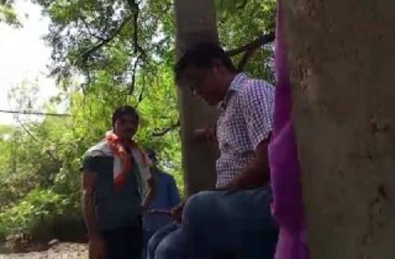 पटवारी ने की तानाशाही तो ग्रामीणों ने वीडियो बनाकर कर दिया वायरल