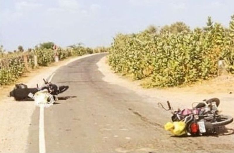 शिव. दुर्घटना के दौरान सड़क पर क्षतिग्रस्त दोनों बाइक।