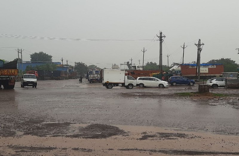 सड़क में ही बना दी भारी वाहनों की पार्किंग