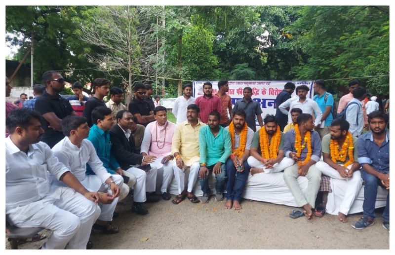 आमरण अनशन पर बैठे छात्र शाश्वत नितिन भूषण के नाक से निकला ब्लड, छात्रों में आक्रोश