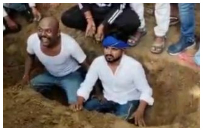 इलाहाबाद विश्वविद्यालय: फीस वृद्धि के विरोध जिंदा के जिंदा दफ्न हुए छात्र, पुलिस से हुई झड़प