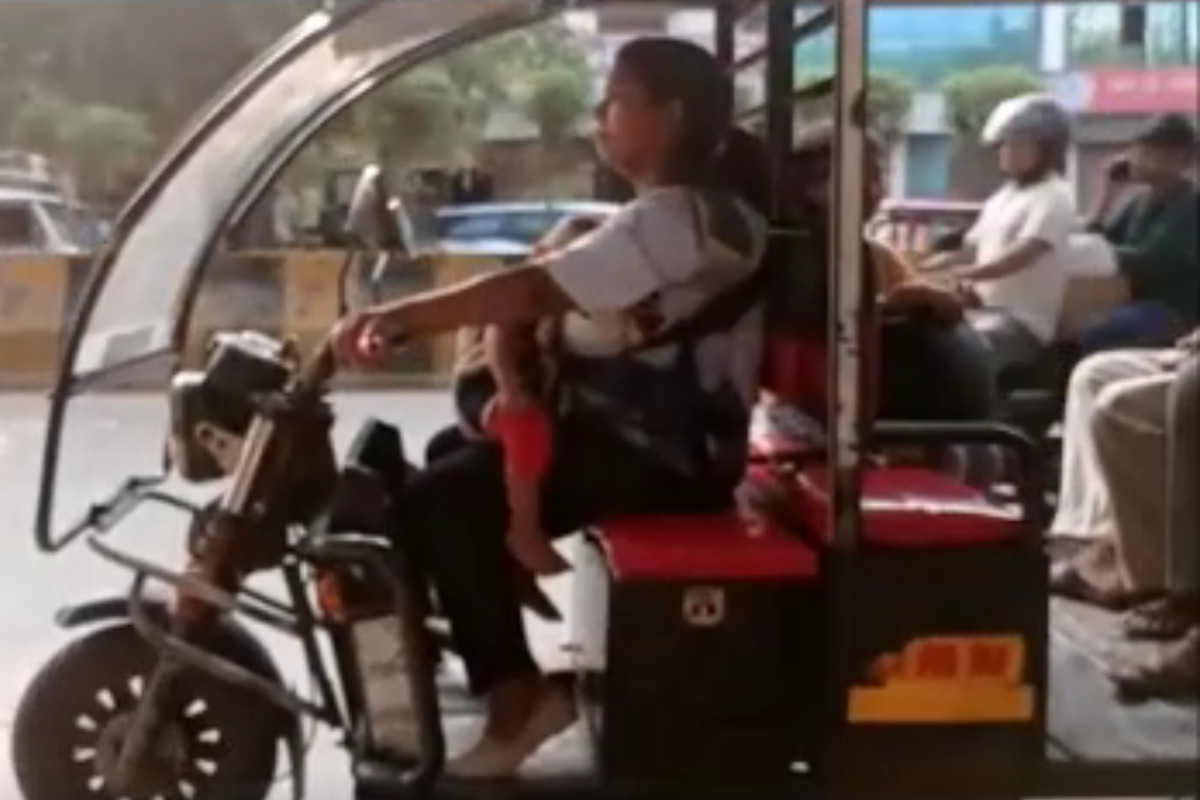 single-mother-drives-e-rickshaw-in-noida-with-baby-strapped-to-her-chest.jpg