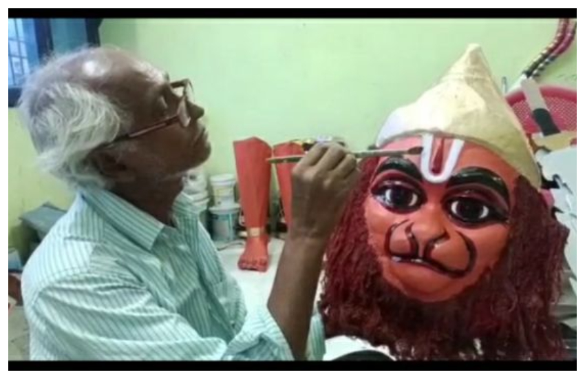 हिन्दू-मुस्लिम एकता का मिशाल पेश कर रहे हैं निसार अहमद, रामकथा पात्रों के लिए बनाते हैं मुखौटा