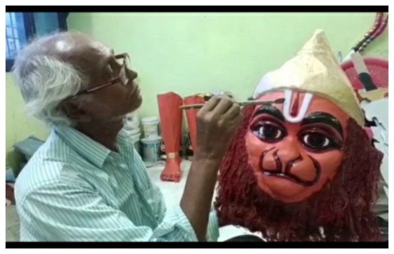 हिन्दू-मुस्लिम एकता का मिशाल पेश कर रहे हैं निसार अहमद, रामकथा पात्रों के लिए बनाते हैं मुखौटा