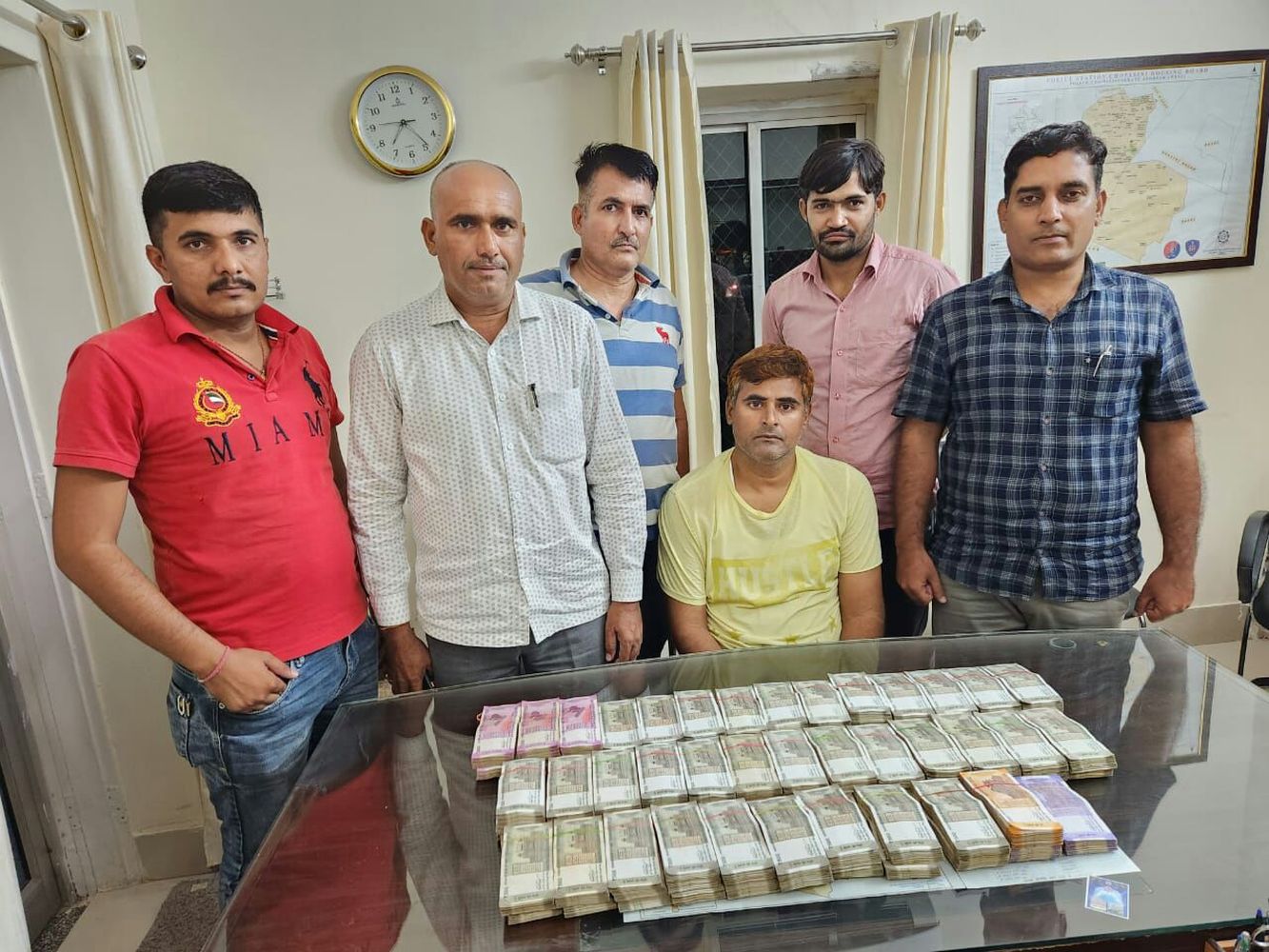 Hawala : हवाला के संदेह में 45.40 लाख रुपए जब्त