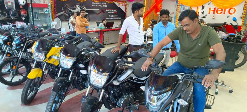 दीपावली से पहले ही ऑटोमोबाइल बाजार चमका, लोगों ने कराई बुकिंग