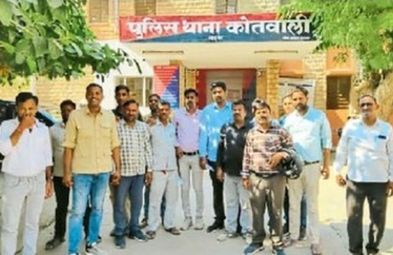 कनेक्शन काटने गई टीम के साथ मारपीट, आक्रोशित कर्मचारियों ने दर्ज कराया विरोध