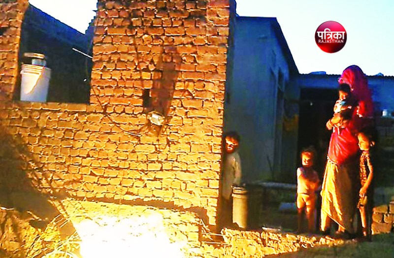 पत्रिका की खबर के बाद गरीब के आशियाने में हुआ उजाला, डेढ़ माह से भटक रहा था पीडित उपभोक्ता