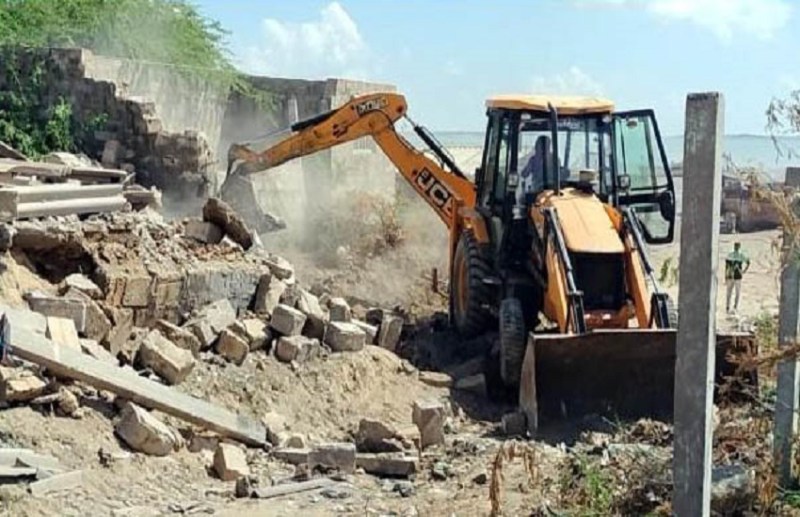 Gujarat News देवभूमि द्वारका : 55000 वर्ग फीट जगह से हटाया अतिक्रमण, 21 जगहों पर डिमोलिशन