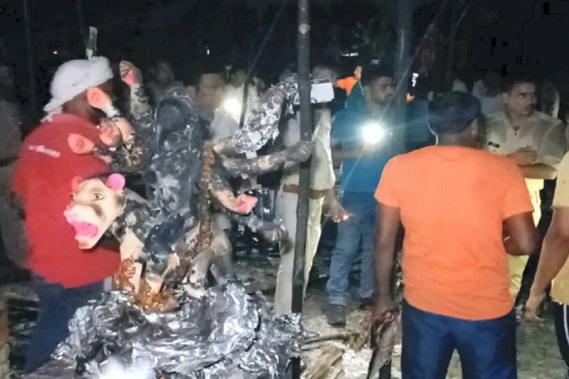 भदोही में दुर्गा पूजा पंडाल में भीषण आग से पांच की मौत, 67 झुलसे