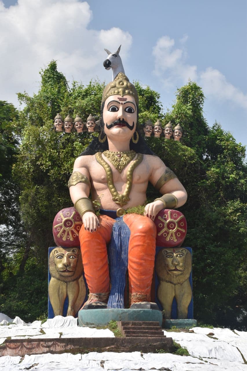 मंदसौर का जमाई है रावण इसलिए प्रतिमा के आगे घूंघट में जाती है महिलाएं, होती है पूजा