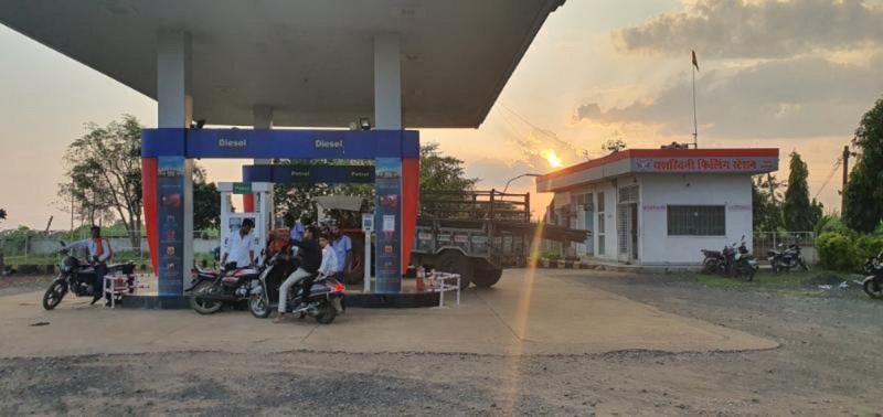 पेट्रोल पंपों पर नियमों  की अनदेखी   ग्राहकों की बढ़ी समस्या