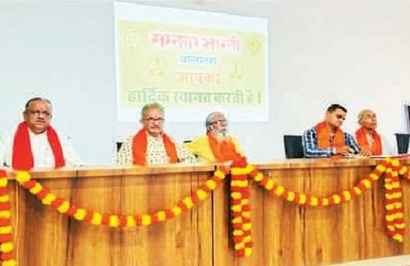 बालोतरा में आयोजित कार्यक्रम में मंचासीन अतिथि।