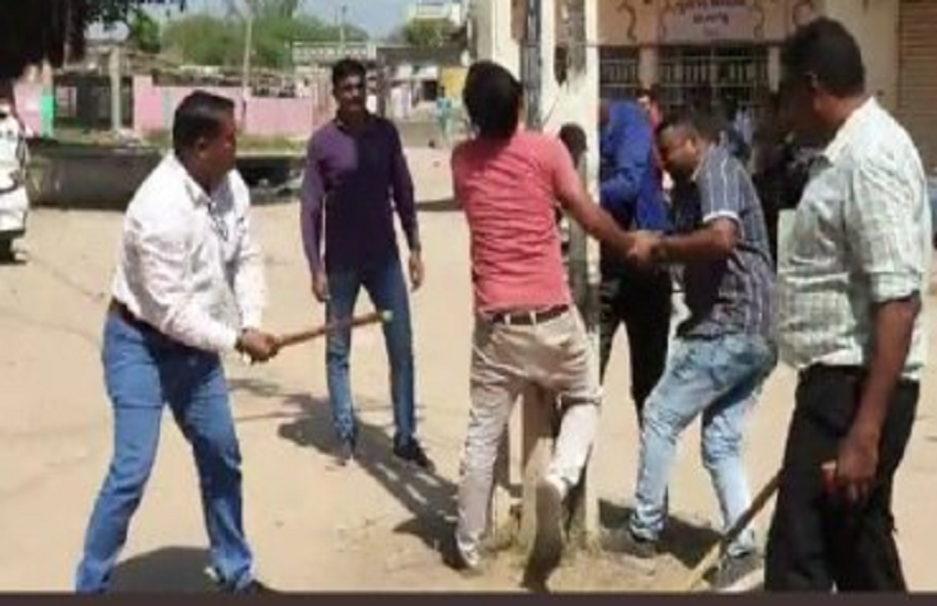 Gujarat: खेड़ा जिले में भीड़ ने गरबा खेल रहे लोगों पर किया पथराव, दो पुलिसकर्मी सहित छह घायल