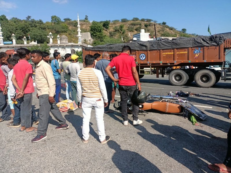 Road accident: टैंकर की टक्कर से बाइक सवार पत्नी, बेटी व बेटे सहित एक ही परिवार के तीन जनों की मौत, पति व एक बेटा घायल