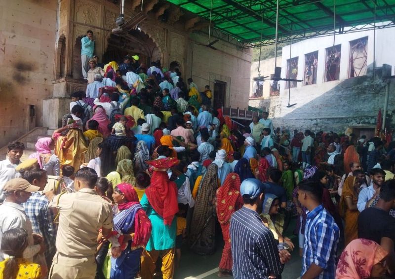 श्रद्वालुओं ने टेका मां के दरबार में मथ्या