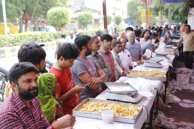 Gujarat : गुजरात भर में करोड़ों के बिके फाफड़ा-जलेबी, दुकानों पर देखी गईं लंबी कतारें