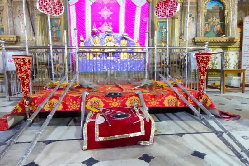 Dussehra: राजस्थान के इस प्राचीन मंदिर में लगता है राजसी राम दरबार, रियासत कालीन शस्त्रों की होती है पूजा