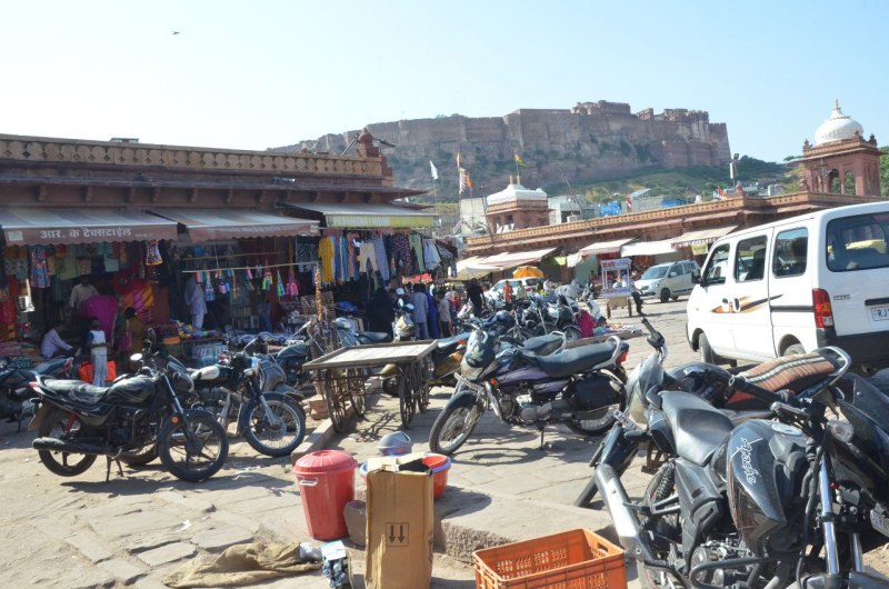 फेस्टिव और टूरिस्ट सीज़न में अतिक्रमण से अटा घंटाघर..पढ़े पूरी खबर