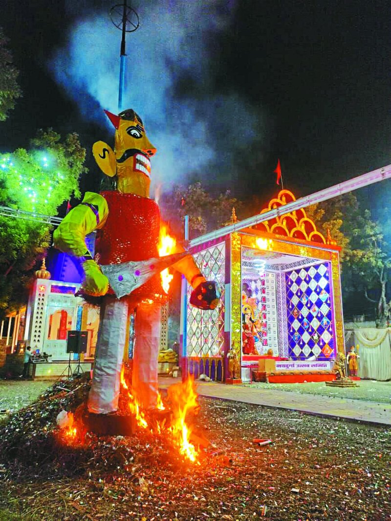 धू-धू कर जला रावण का पुतला, जय श्रीराम के नारे लगे