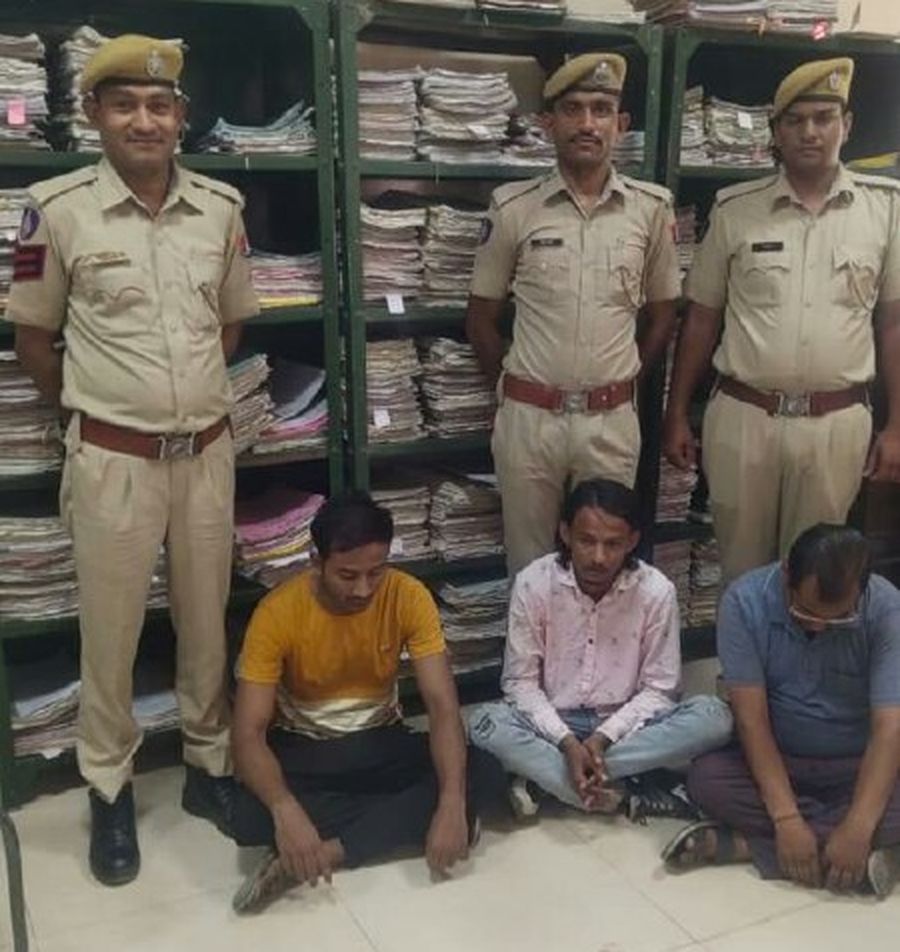 Gold stole : 1.55 लाख में चोरी का सोना खरीद गलाया, सुनार सहित तीन गिरफ्तार